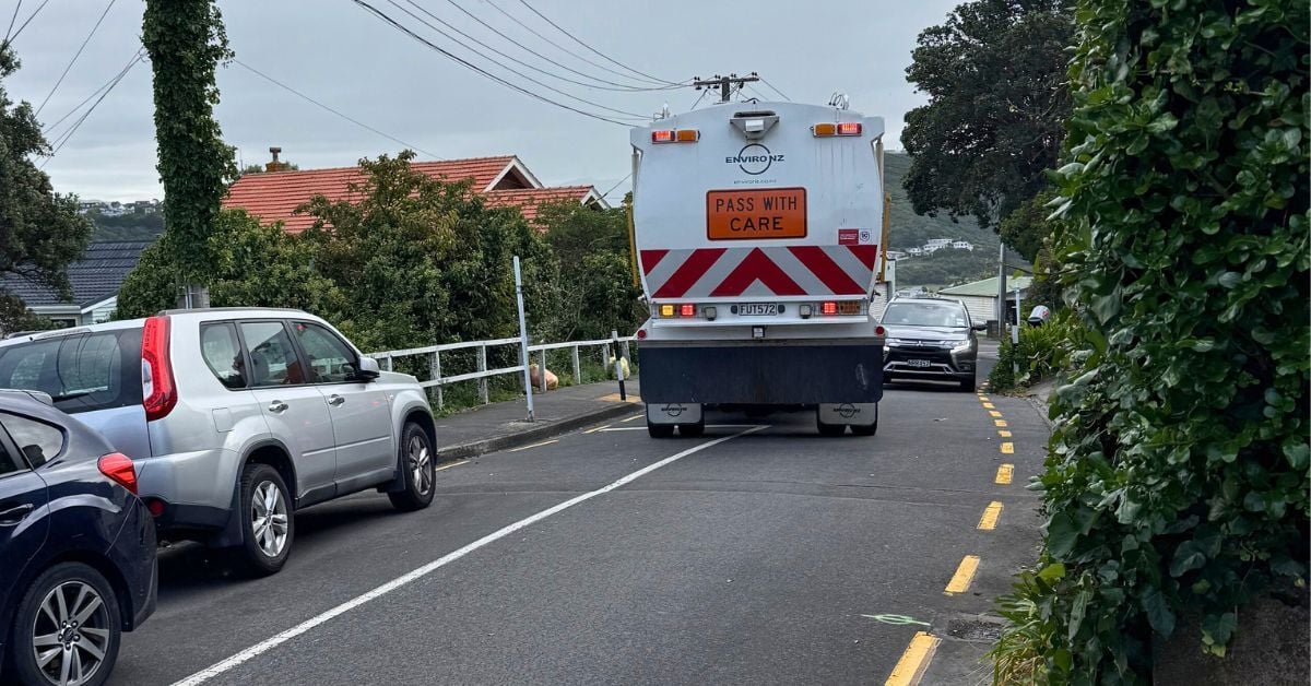 Rubbish truck stops traffic
