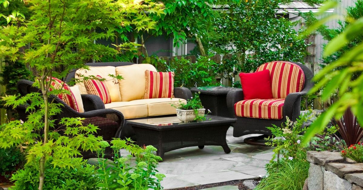 How to Style Your Outdoor Space to Sell in Spring